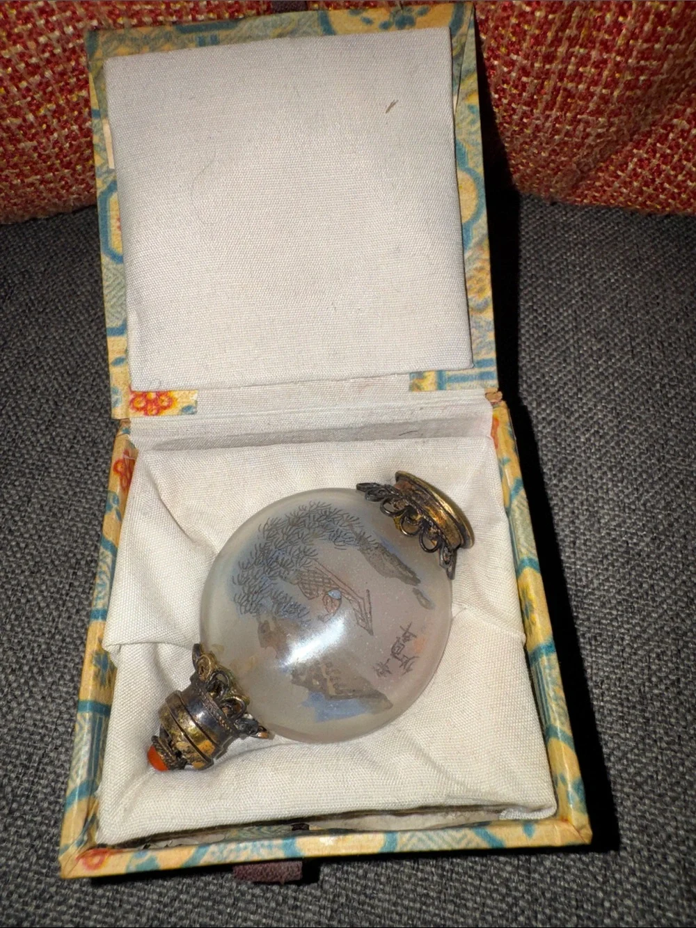 VTG Chinese Reverse Painted Inside Glass Snuff Bottle w/ Silk Brocade Box & Stan